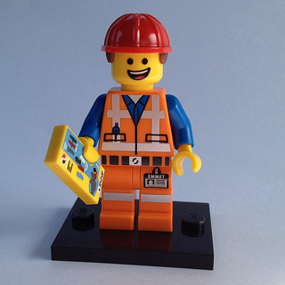 Минифигурка LEGO 71004 Hard Hat Emmet coltlm-3